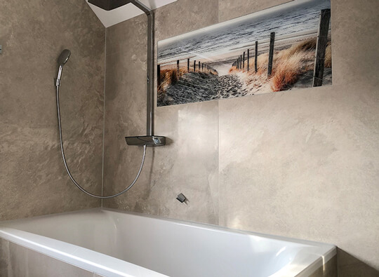 Badewanne mit Dusche in einem modernen Badezimmer