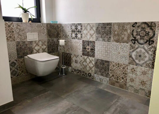 Toilettenbereich in einem modernen Badezimmer
